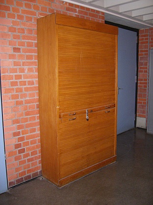 Alter Bibliotheksschrank in der Keplerschule