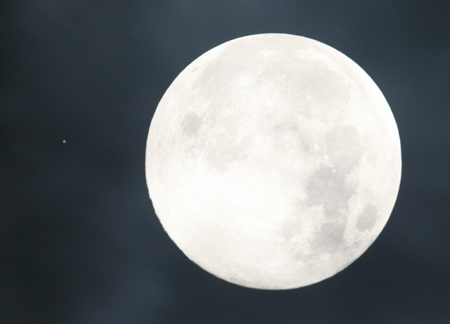 Der Mond n�hert sich Mars