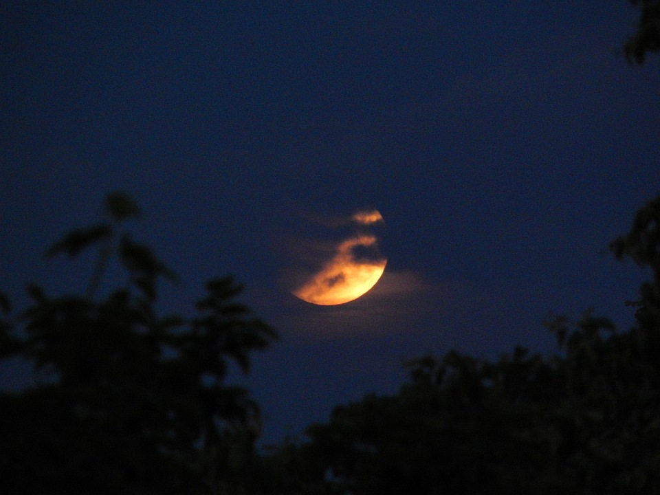 Halb verfinsterter Mond